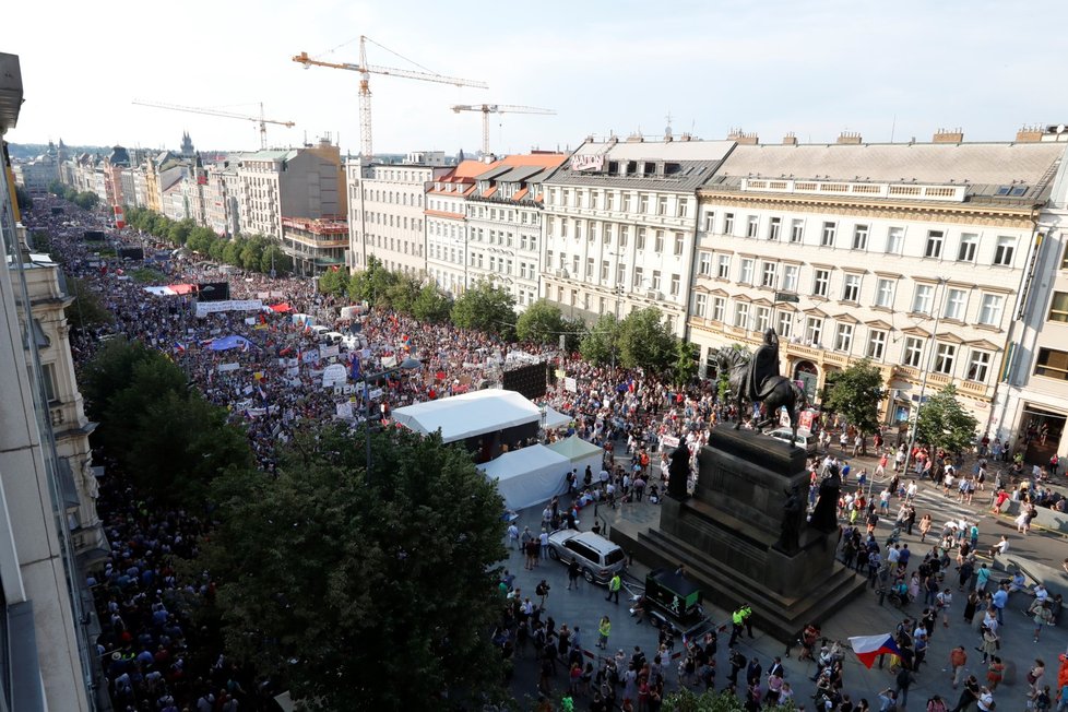 Demonstrace proti premiérovi Andreji Babišovi a ministryni spravedlnosti Marii Benešové na Václavském náměstí (4. 6. 2019)