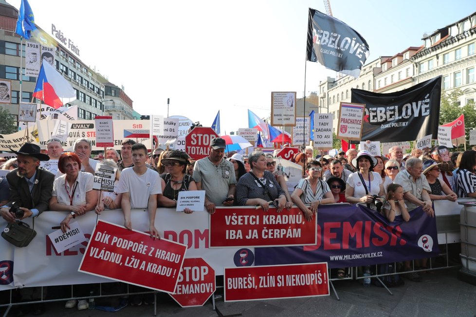 Lidé čekají před pódiem na začátek další ze série demonstrací za demisi ministryně spravedlnosti Marie Benešové a premiéra Andreje Babiše, kterou uspořádala na Václavském náměstí v Praze iniciativa Milion chvilek pro demokracii (4. 6. 2019)