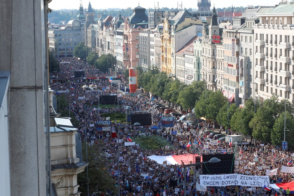 Demonstrace proti premiérovi Andreji Babišovi a ministryni spravedlnosti Marii Benešové na Václavském náměstí (4. 6. 2019)