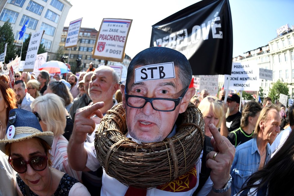 Demonstrace proti premiérovi Andreji Babišovi a ministryni spravedlnosti Marii Benešové na Václavském náměstí (4. 6. 2019)