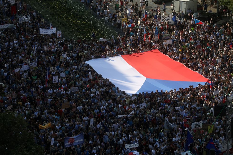 Demonstrace proti premiérovi Andreji Babišovi a ministryni spravedlnosti Marii Benešové na Václavském náměstí (4. 6. 2019)