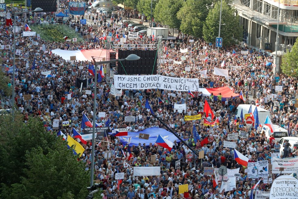 Demonstrace proti premiérovi Andreji Babišovi a ministryni spravedlnosti Marii Benešové na Václavském náměstí (4. 6. 2019)