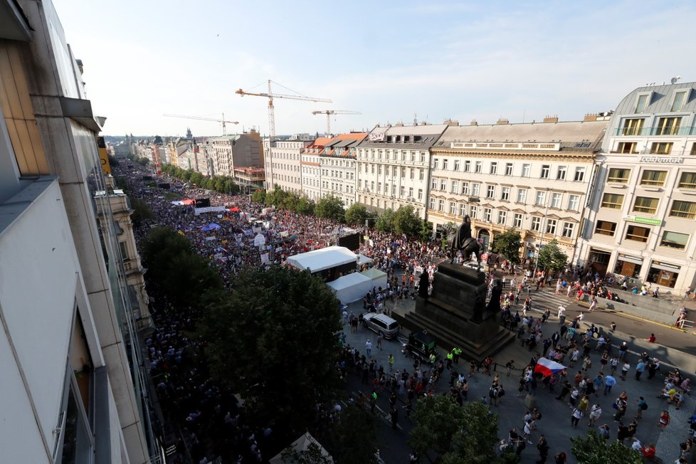 Demonstrace proti premiérovi Andreji Babišovi a ministryni spravedlnosti Marii Benešové na Václavském náměstí (4. 6. 2019)