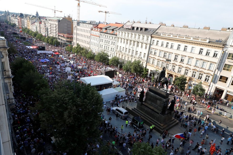 Demonstrace proti premiérovi Andreji Babišovi a ministryni spravedlnosti Marii Benešové na Václavském náměstí (4. 6. 2019)