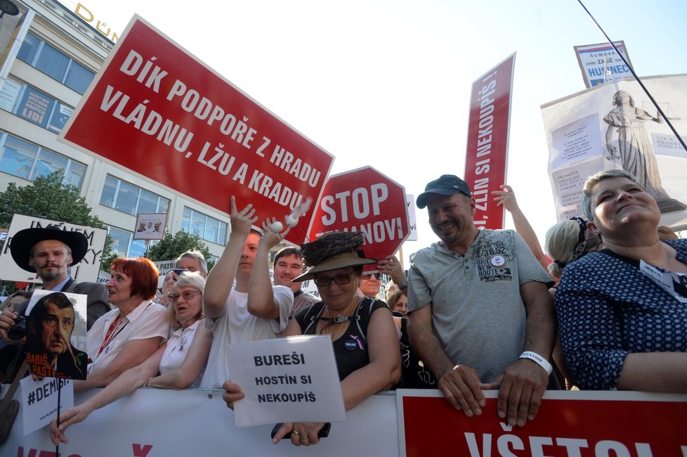 Lidé čekají před pódiem na začátek další ze série demonstrací za demisi ministryně spravedlnosti Marie Benešové a premiéra Andreje Babiše, kterou uspořádala na Václavském náměstí v Praze iniciativa Milion chvilek pro demokracii (4. 6. 2019)