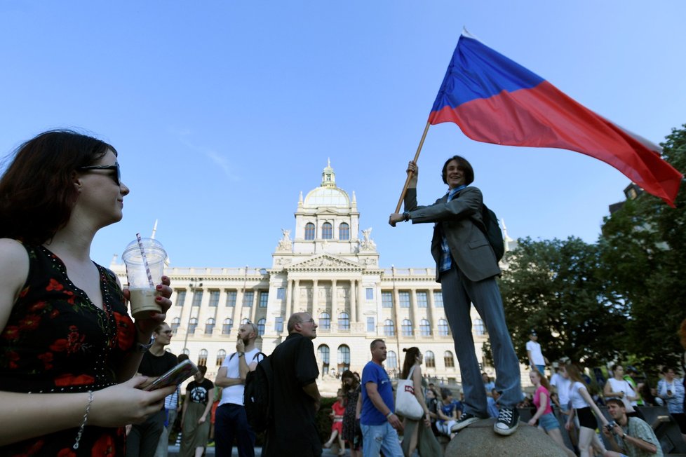 Demonstrace proti premiérovi Andreji Babišovi a ministryni spravedlnosti Marii Benešové na Václavském náměstí (4. 6. 2019)