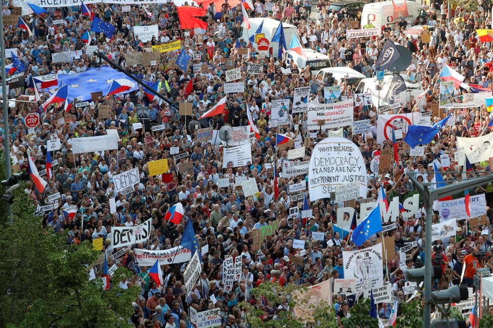 Demonstrace proti premiérovi Andreji Babišovi a ministryni spravedlnosti Marii Benešové na Václavském náměstí (4. 6. 2019)