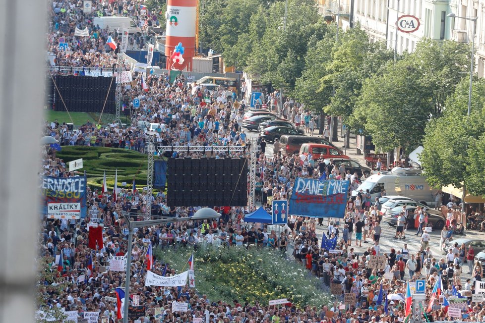 Demonstrace proti premiérovi Andreji Babišovi a ministryni spravedlnosti Marii Benešové na Václavském náměstí (4. 6. 2019)