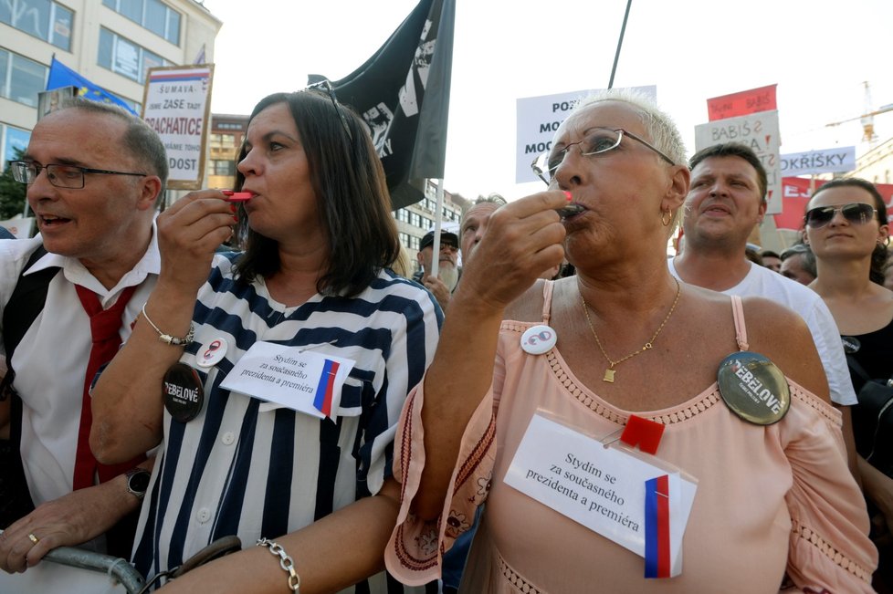 Demonstrace proti premiérovi Andreji Babišovi a ministryni spravedlnosti Marii Benešové na Václavském náměstí (4. 6. 2019)