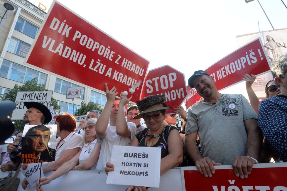 Demonstrace proti premiérovi Andreji Babišovi a ministryni spravedlnosti Marii Benešové na Václavském náměstí (4. 6. 2019)