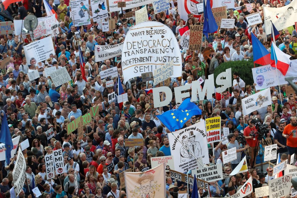 Demonstrace proti premiérovi Andreji Babišovi a ministryni spravedlnosti Marii Benešové na Václavském náměstí (4. 6. 2019)