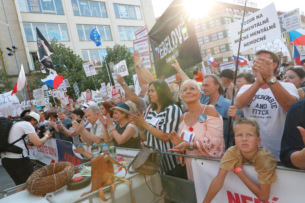 Demonstrace proti premiéru Babišovi a ministryni Benešové na Václavském náměstí (4. 6. 2019)