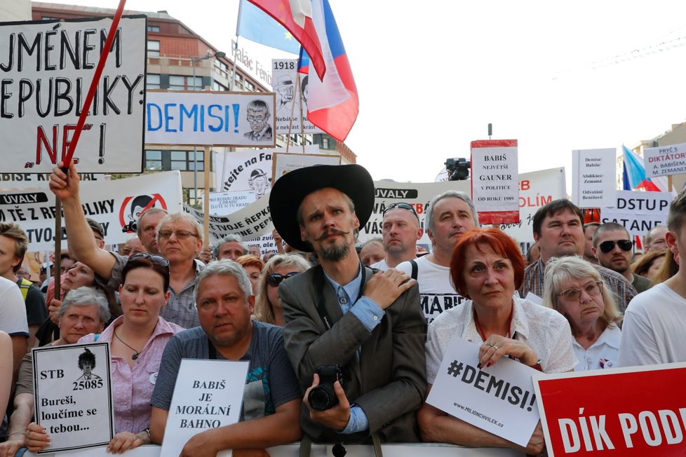 Demonstrace proti premiéru Babišovi a ministryni Benešové na Václavském náměstí (4. 6. 2019)