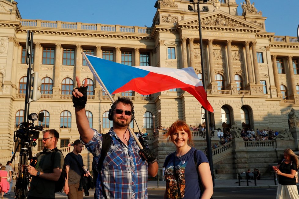 Demonstrace proti premiéru Andreji Babišovi a ministryni spravedlnosti Marii Benešové se podle odhadů organizátorů účastnilo asi 120 tisíc lidí. (4.6.2019)