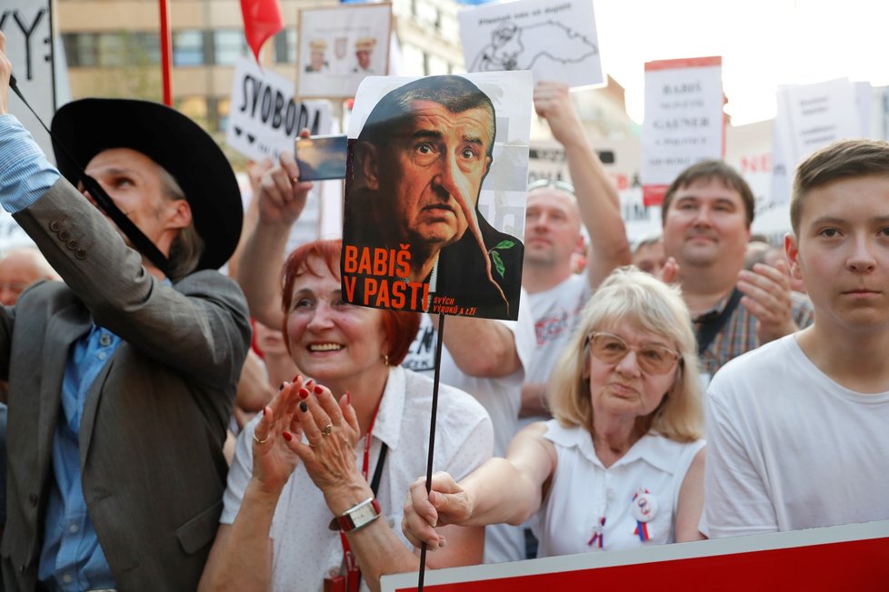 Demonstrace proti premiéru Andreji Babišovi a ministryni spravedlnosti Marii Benešové se podle odhadů organizátorů účastnilo asi 120 tisíc lidí. (4.6.2019)