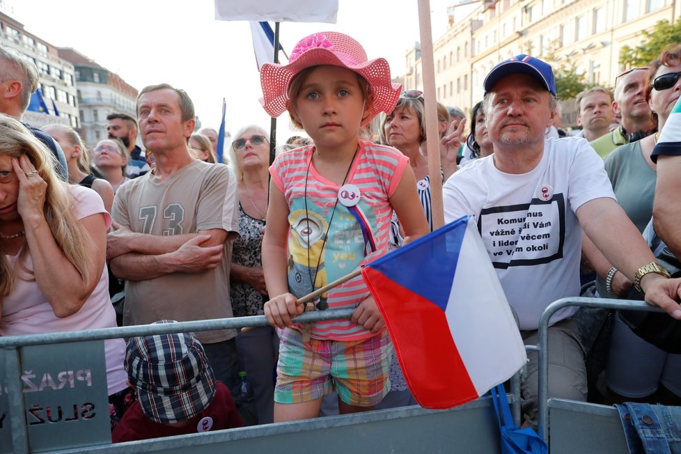 Demonstrace proti premiéru Andreji Babišovi a ministryni spravedlnosti Marii Benešové se podle odhadů organizátorů účastnilo asi 120 tisíc lidí. (4.6.2019)