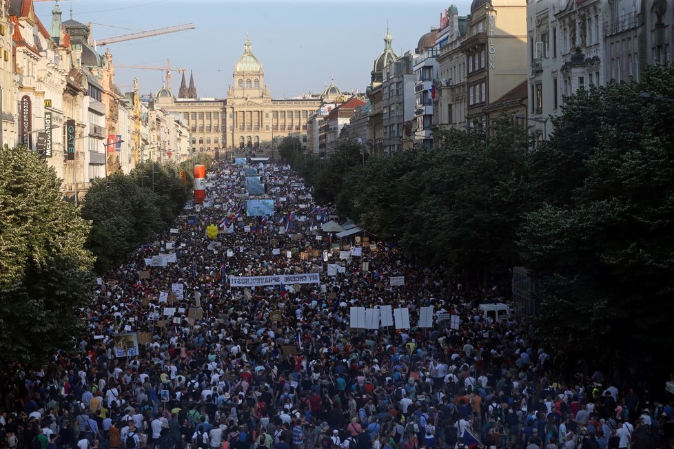 Demonstrace proti premiéru Andreji Babišovi a ministryni spravedlnosti Marii Benešové se podle odhadů organizátorů účastnilo asi 120 tisíc lidí. (4.6.2019)