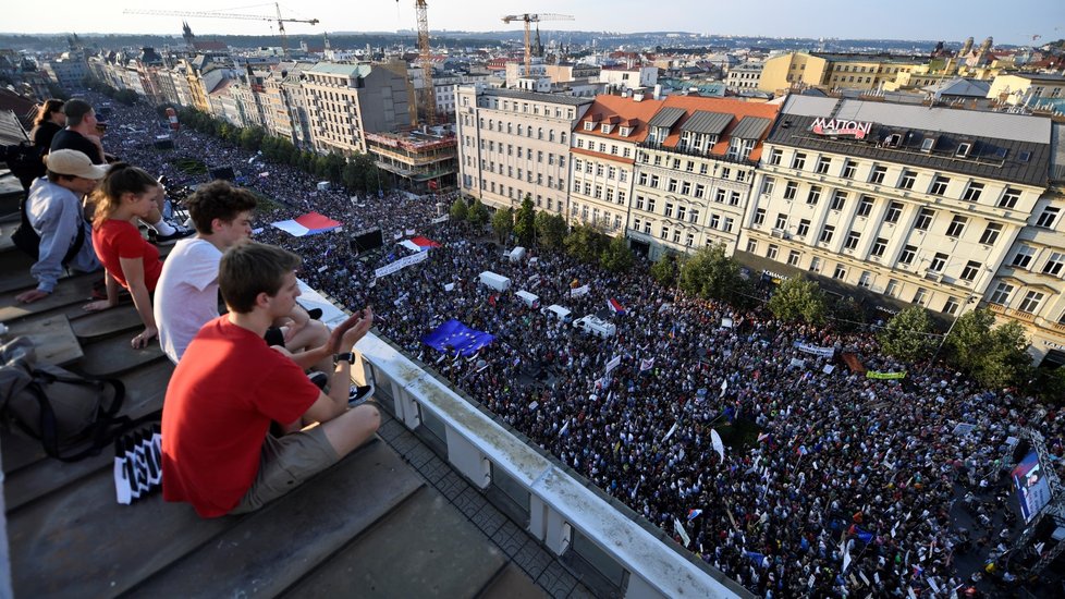 Demonstrace proti premiéru Andreji Babišovi a ministryni spravedlnosti Marii Benešové se podle odhadů organizátorů účastnilo asi 120 tisíc lidí. (4. 6. 2019)