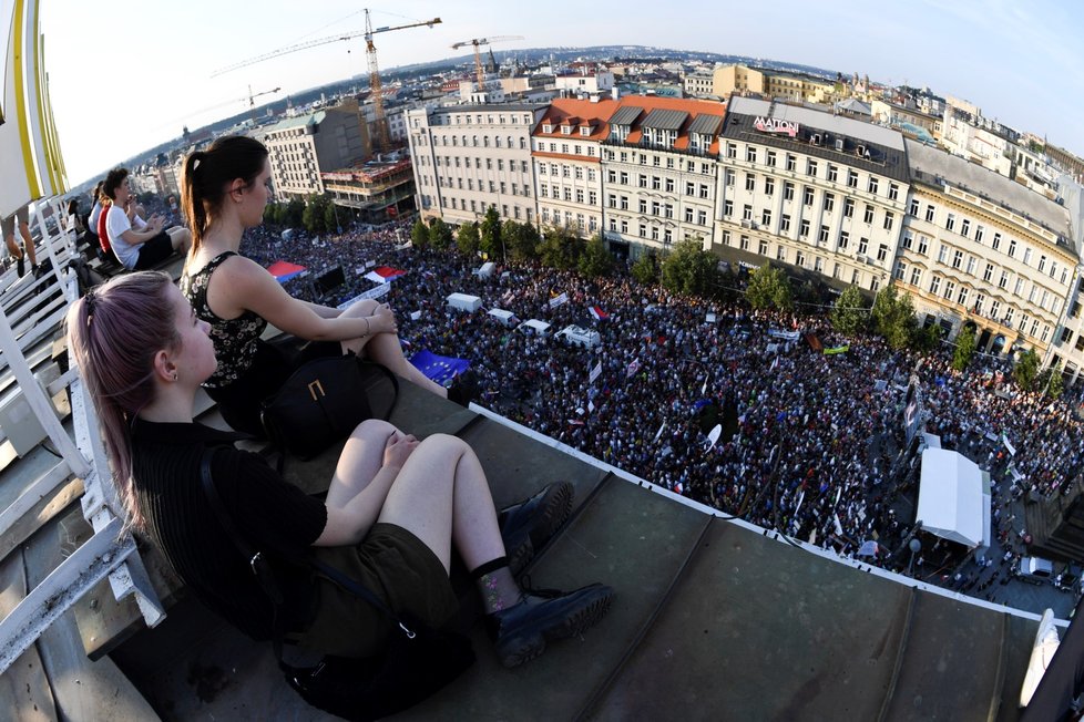 Demonstrace proti premiéru Andreji Babišovi a ministryni spravedlnosti Marii Benešové se podle odhadů organizátorů účastnilo asi 120 tisíc lidí. (4.6.2019)