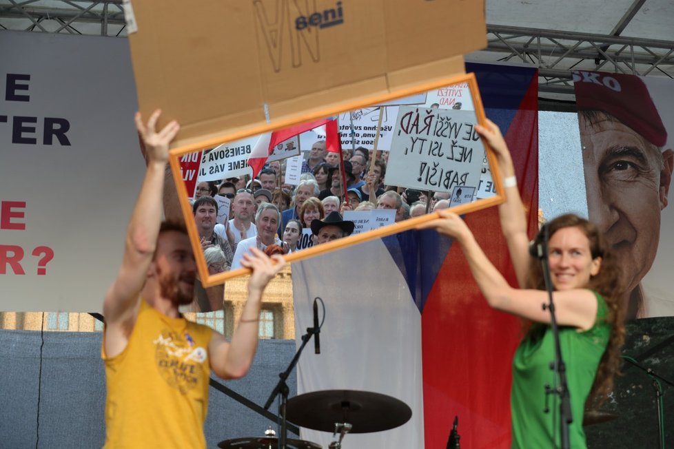 Demonstrace proti premiéru Andreji Babišovi a ministryni spravedlnosti Marii Benešové se podle odhadů organizátorů účastnilo asi 120 tisíc lidí. (4. 6. 2019)