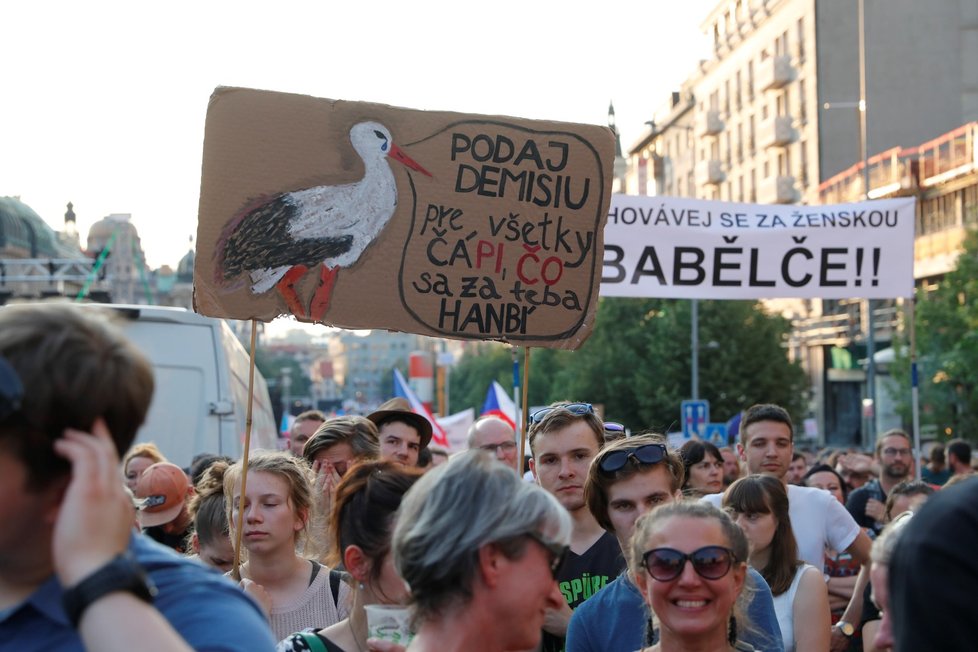 Demonstrace proti premiéru Andreji Babišovi a ministryni spravedlnosti Marii Benešové se podle odhadů organizátorů účastnilo asi 120 tisíc lidí. (4.6.2019)