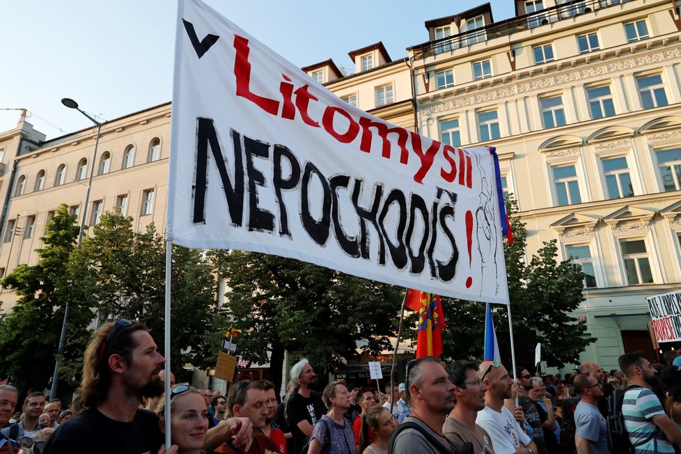 Demonstrace proti premiéru Andreji Babišovi a ministryni spravedlnosti Marii Benešové se podle odhadů organizátorů účastnilo asi 120 tisíc lidí. (4.6.2019)