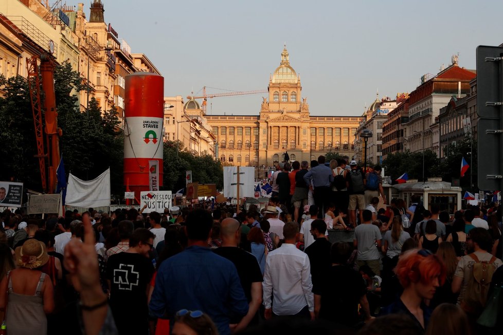 Demonstrace proti premiérovi Andreji Babišovi a ministryni Marii Benešové se podle odhadů organizátorů zúčastnilo zhruba 120 tisíc lidí (4. 6. 2019)