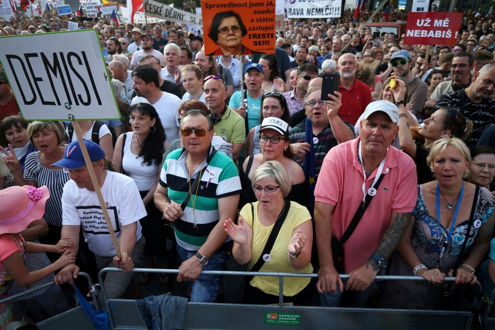 Demonstrace proti premiérovi Andreji Babišovi a ministryni Marii Benešové se podle odhadů organizátorů zúčastnilo zhruba 120 tisíc lidí (4. 6. 2019)