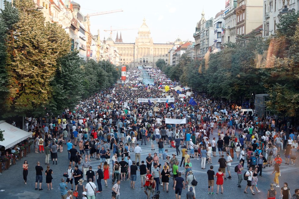 Demonstrace proti premiérovi Andreji Babišovi a ministryni Marii Benešové se podle odhadů organizátorů zúčastnilo zhruba 120 tisíc lidí (4. 6. 2019).