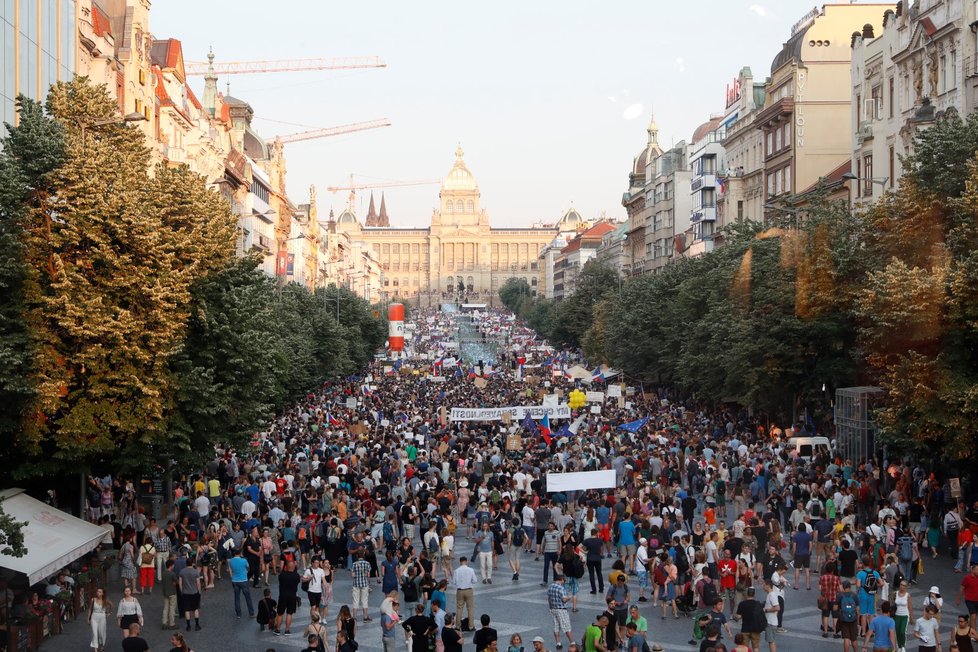 Demonstrace proti premiérovi Andreji Babišovi a ministryni Marii Benešové se podle odhadů organizátorů zúčastnilo zhruba 120 tisíc lidí. (4. 6. 2019)