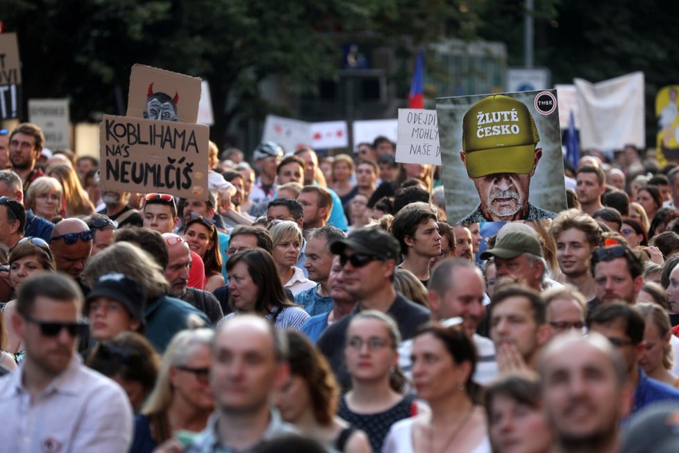 Demonstrace proti premiéru Andreji Babišovi a ministryni spravedlnosti Marii Benešové se podle odhadů organizátorů účastnilo asi 120 tisíc lidí. (4. 6. 2019)