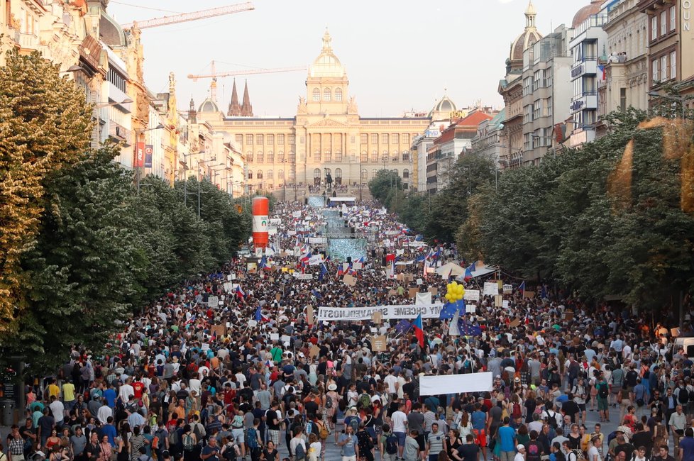 Demonstrace proti premiéru Andreji Babišovi a ministryni spravedlnosti Marii Benešové se podle odhadů organizátorů účastnilo asi 120 tisíc lidí. (4.6.2019)