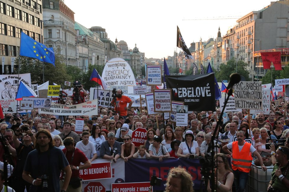 Demonstrace proti premiéru Andreji Babišovi a ministryni spravedlnosti Marii Benešové se podle odhadů organizátorů účastnilo asi 120 tisíc lidí. (4.6.2019)