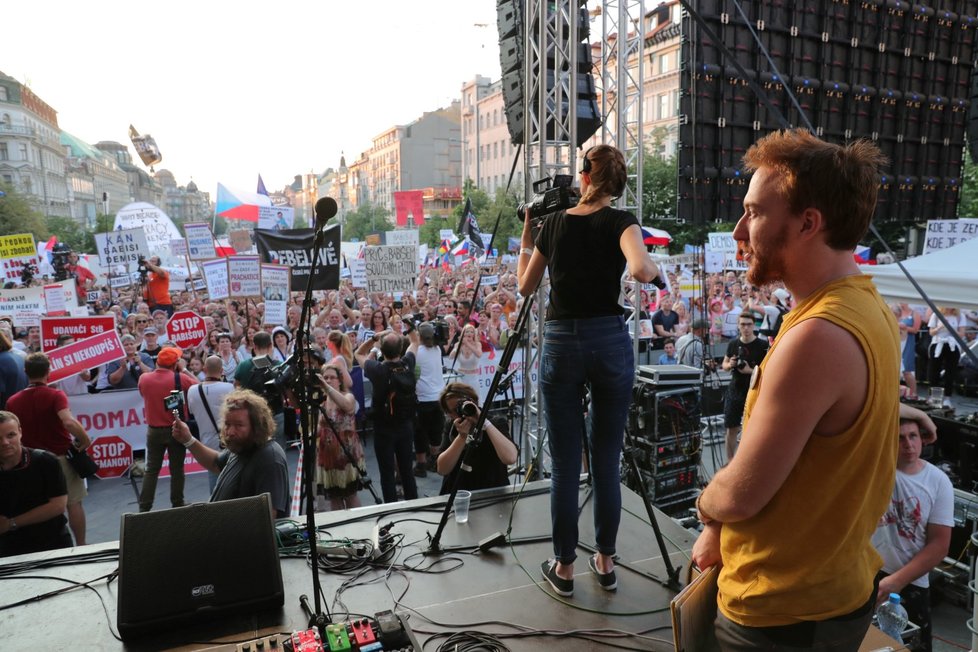 Demonstrace proti premiéru Andreji Babišovi a ministryni spravedlnosti Marii Benešové se podle odhadů organizátorů účastnilo asi 120 tisíc lidí. (4.6.2019)