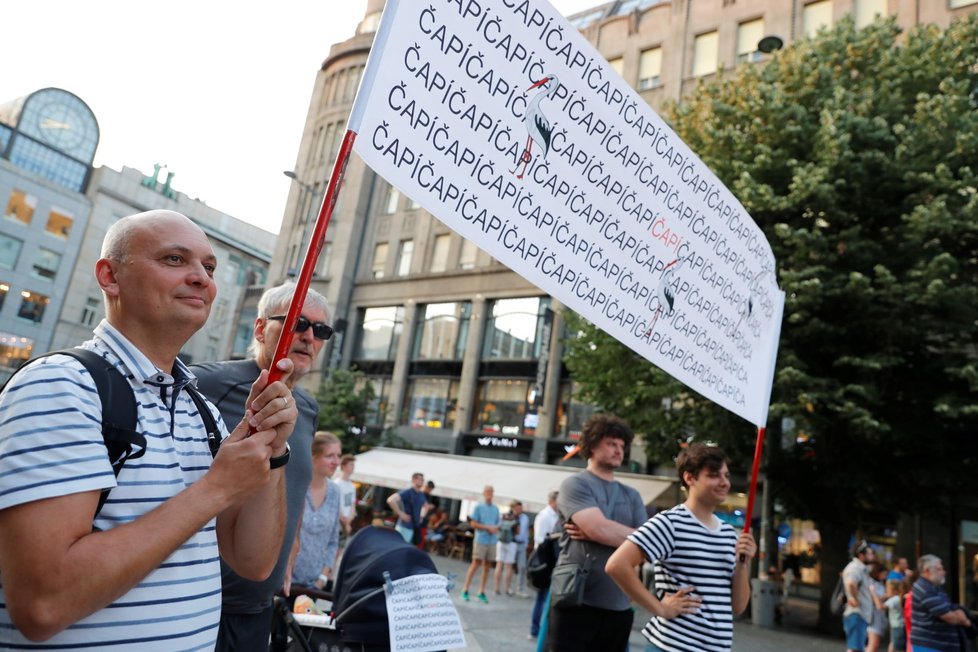 Demonstrace proti premiérovi Andreji Babišovi a ministryni spravedlnosti Marii Benešové se podle odhadů organizátorů účastnilo asi 120 tisíc lidí. (4. 6. 2019)