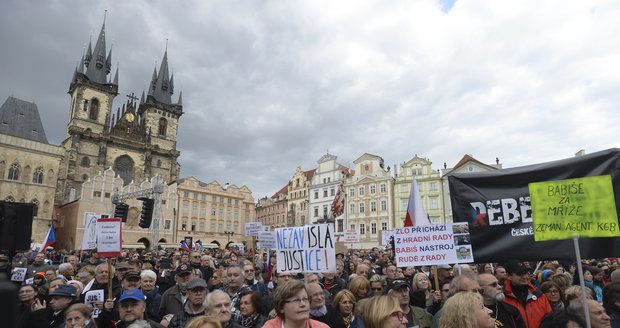 Proti Babišovi a Benešové bouřily v Praze tisíce lidí. I s anglickými poutači