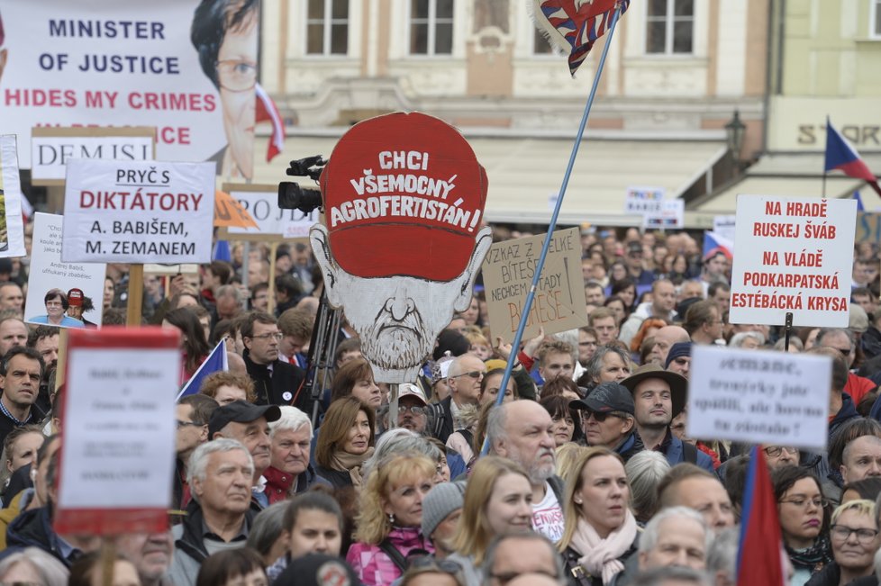 Lidé na pražském Staroměstském náměstí potřetí demonstrují za demisi ministryně spravedlnosti Marie Benešové. (13. 5. 2019)