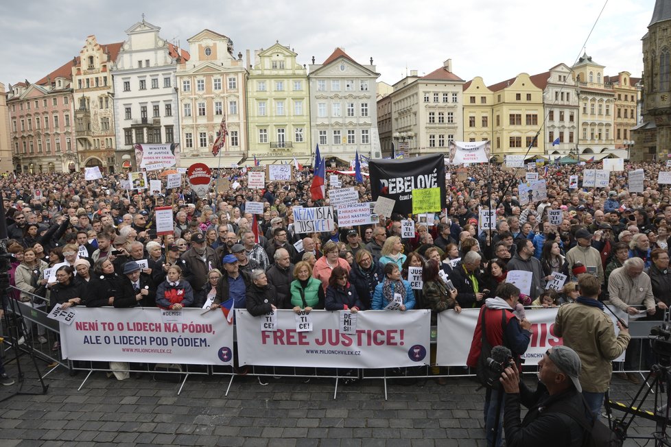 Lidé na pražském Staroměstském náměstí potřetí demonstrují za demisi ministryně spravedlnosti Marie Benešové. (13. 5. 2019)