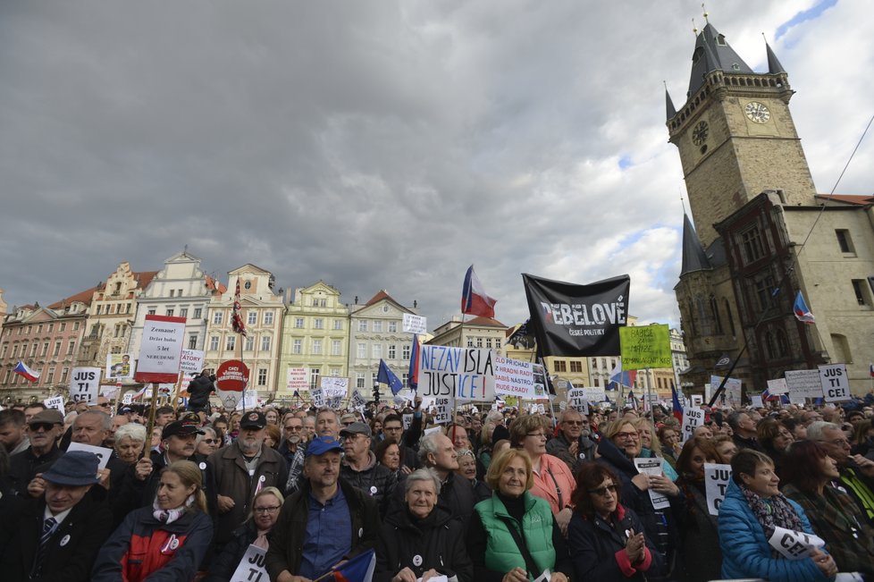 Lidé na pražském Staroměstském náměstí potřetí demonstrují za demisi ministryně spravedlnosti Marie Benešové. (13. 5. 2019)