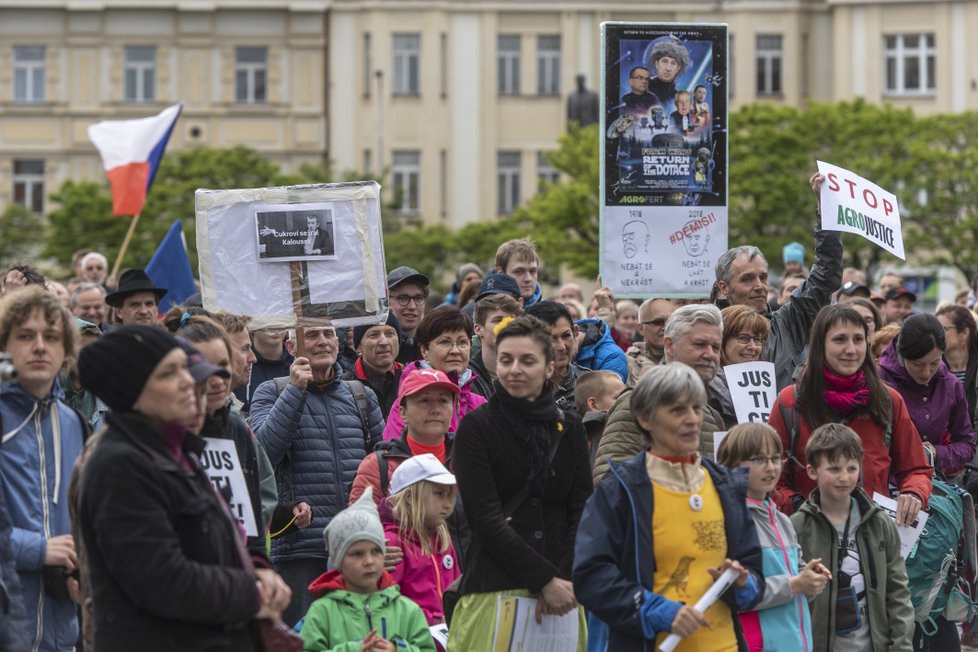 Lidé na pražském Staroměstském náměstí potřetí demonstrují za demisi ministryně spravedlnosti Marie Benešové. (13. 5. 2019)