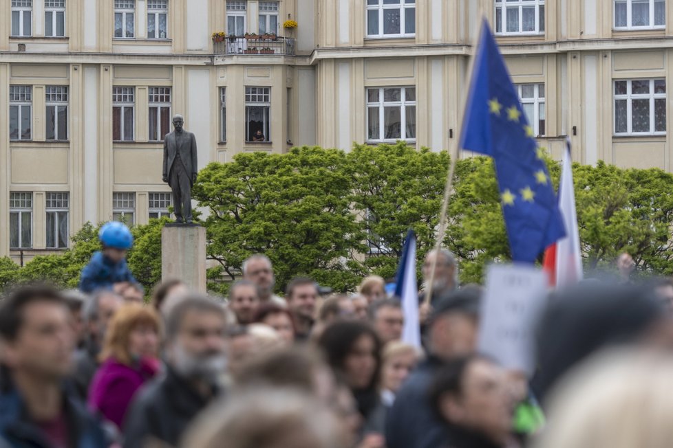 Lidé na pražském Staroměstském náměstí potřetí demonstrují za demisi ministryně spravedlnosti Marie Benešové. (13. 5. 2019)