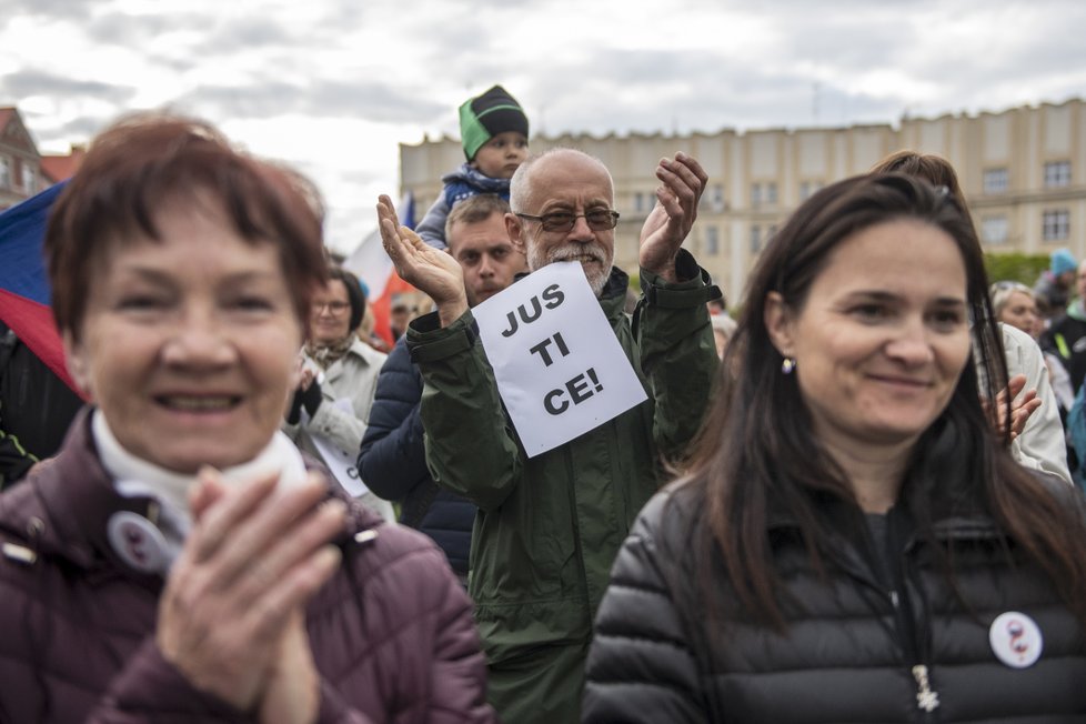 Lidé na pražském Staroměstském náměstí potřetí demonstrují za demisi ministryně spravedlnosti Marie Benešové. (13. 5. 2019)