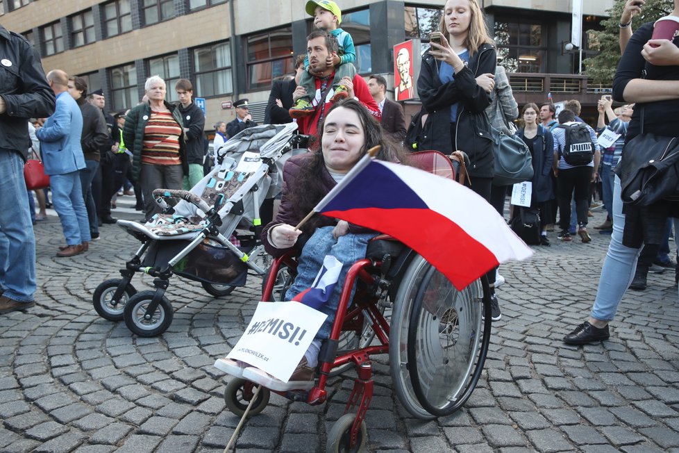 Proti premiéru Andreji Babišovi a ministryni spravedlnosti Marii Benešové demonstrují v Praze tisíce lidí. (21.5.2019)