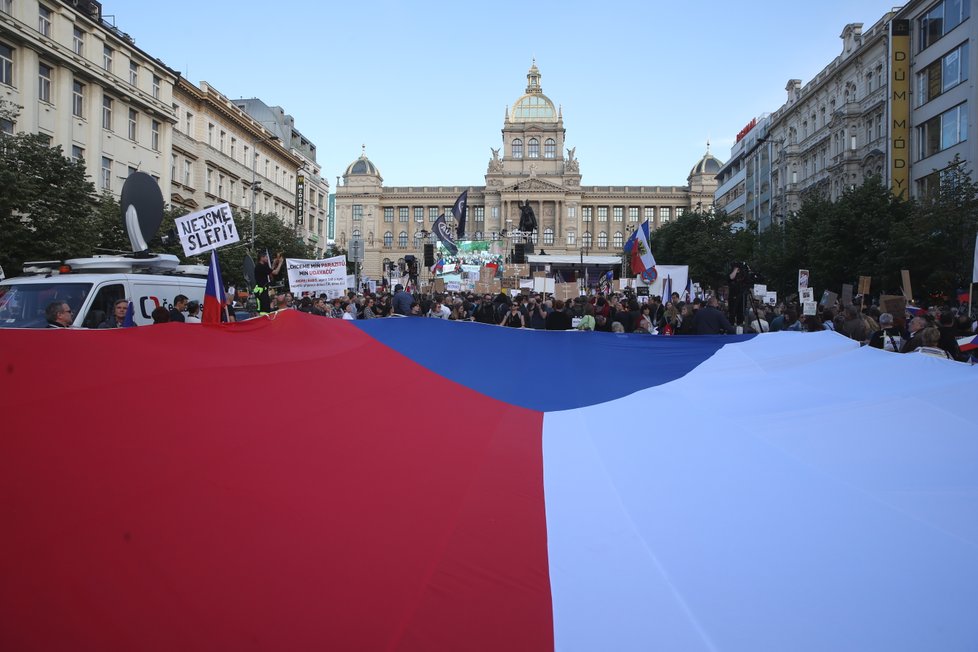 Proti premiéru Andreji Babišovi a ministryni spravedlnosti Marii Benešové demonstrují v Praze tisíce lidí. (21.5.2019)