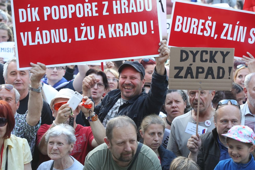 Proti premiéru Andreji Babišovi a ministryni spravedlnosti Marii Benešové demonstrují v Praze tisíce lidí. (21. 5. 2019)