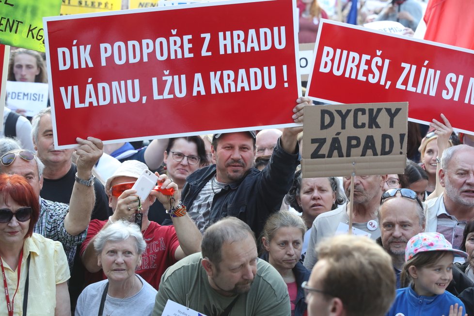 Proti premiéru Andreji Babišovi a ministryni spravedlnosti Marii Benešové demonstrují v Praze tisíce lidí. (21.5.2019)