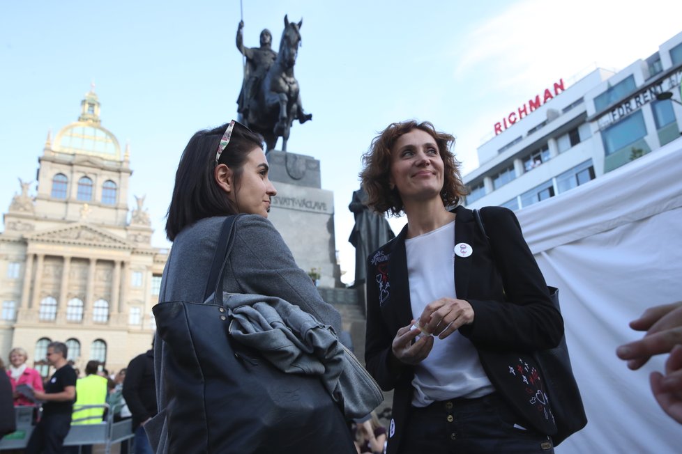 Proti premiéru Andreji Babišovi a ministryni spravedlnosti Marii Benešové demonstrují v Praze tisíce lidí. Mezi nimi i moderátorka Ester Janečková.(21.5.2019)