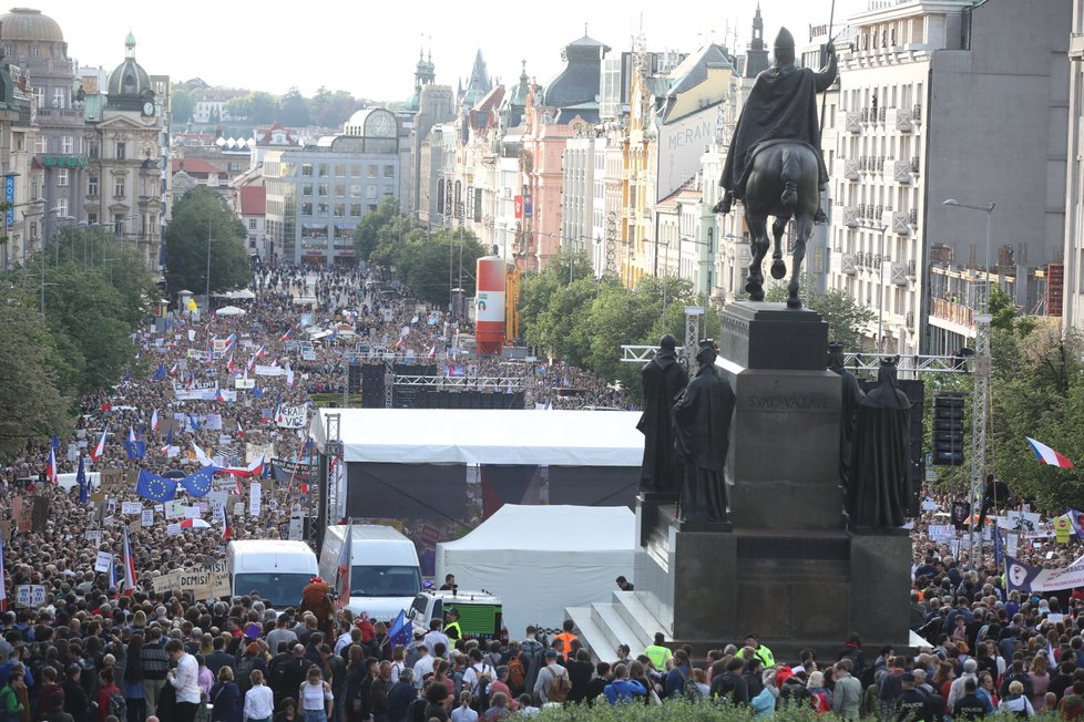 Proti premiéru Andreji Babišovi a ministryni spravedlnosti Marii Benešové demonstrovaly v Praze tisíce lidí. (21.5.2019)