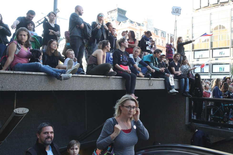 Proti premiéru Andreji Babišovi a ministryni spravedlnosti Marii Benešové demonstrují v Praze tisíce lidí. (21.5.2019)