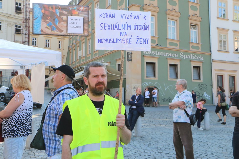 Kontroverzní představení Naše násilí, vaše násilí, v němž Ježíš Kristus znásilňuje muslimku, vzbudilo v Brně vlnu protestů.